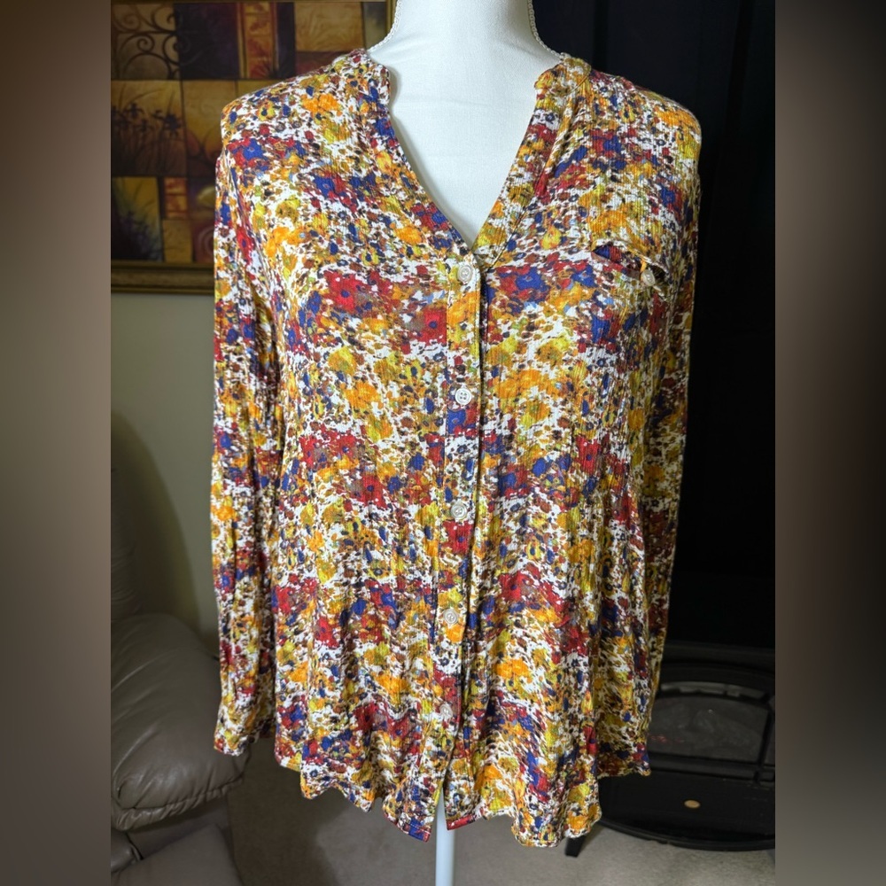 Kut From The Kloth Floral Blouse
- Button Front,‎ Long Sleeves
Size Medium